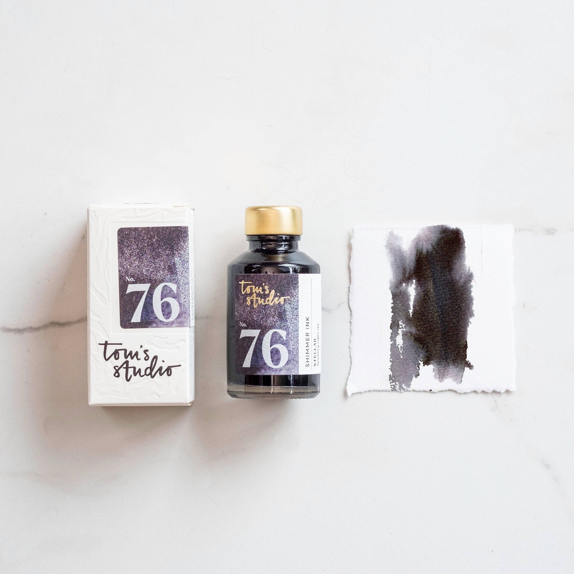 le flacon d'encre noir scintillant de Tom's Studio, conçu pour sublimer chaque trait de stylo. Sa formule unique offre une profondeur intense rehaussée de reflets scintillants, idéale pour apporter élégance et originalité à votre écriture.