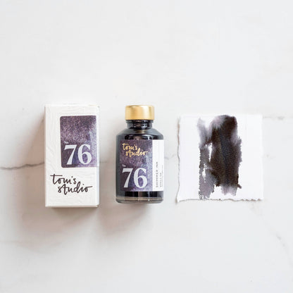 le flacon d'encre noir scintillant de Tom's Studio, conçu pour sublimer chaque trait de stylo. Sa formule unique offre une profondeur intense rehaussée de reflets scintillants, idéale pour apporter élégance et originalité à votre écriture.