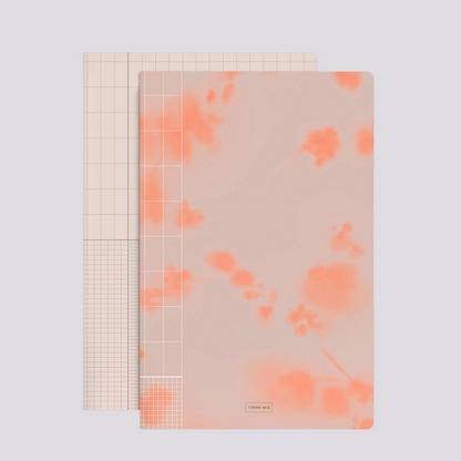 Deux cahiers d'exercices lignés pour vous accompagner dans vos aventures créatives. Sur la couverture, une aquarelle de cerisier japonais et sur le second une grille graphique.