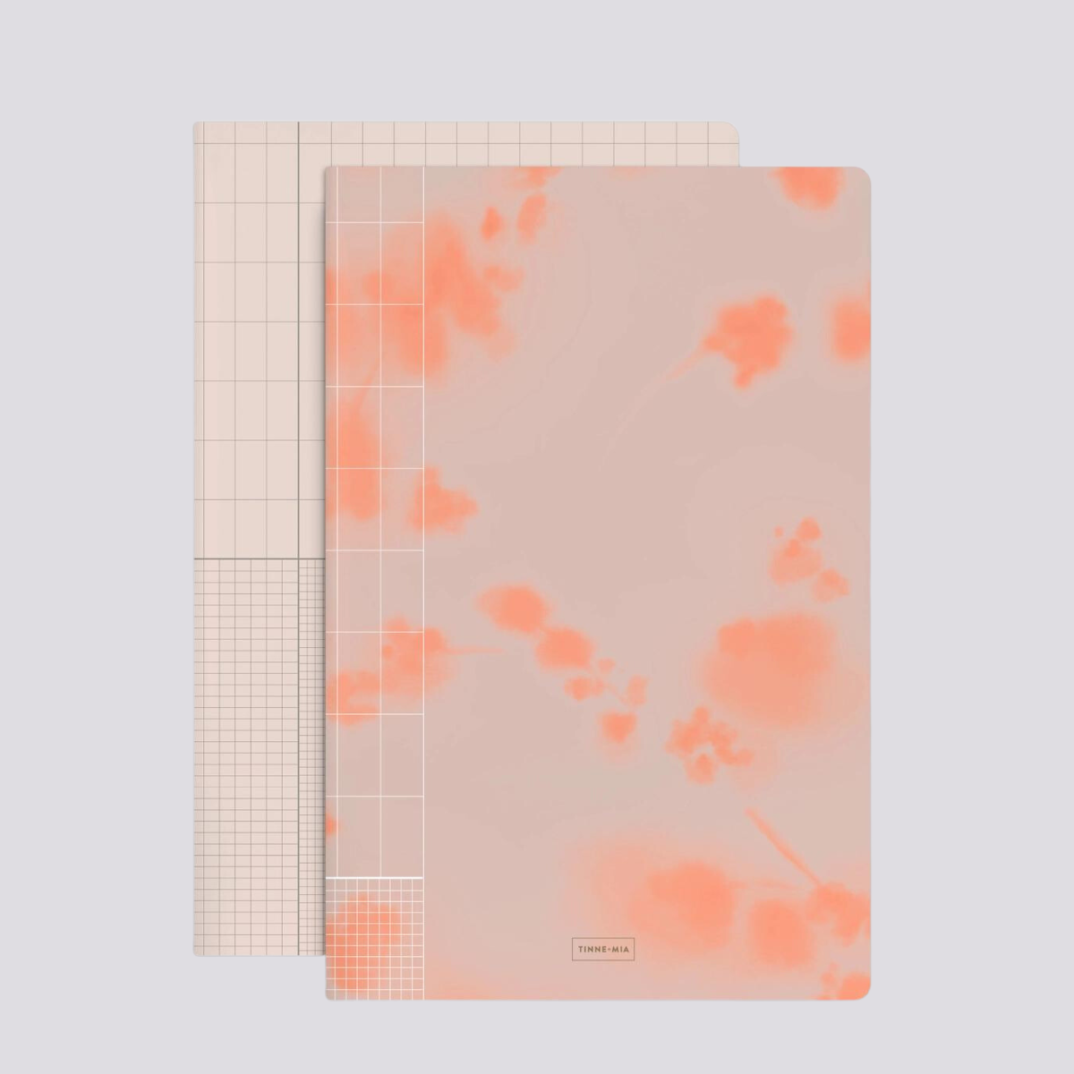 Deux cahiers d'exercices lignés pour vous accompagner dans vos aventures créatives. Sur la couverture, une aquarelle de cerisier japonais et sur le second une grille graphique.