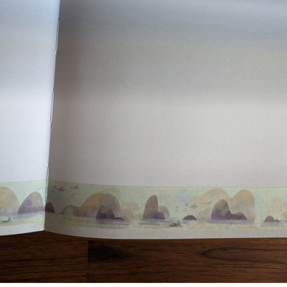 Ce rouleau de masking tape dans les tons de gris fige la beauté de la brume qui danse sur la baie d’Ha Long.