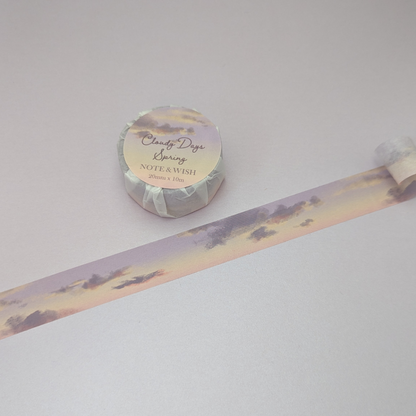 Ce masking tape aux teintes pourpres et orangées capture l'essence même de ces instants fugaces, tel un tableau figé dans le temps.