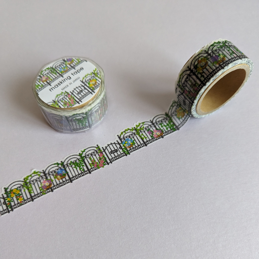 Masking tape arrondi pour suivre les formes des grilles fleuries.