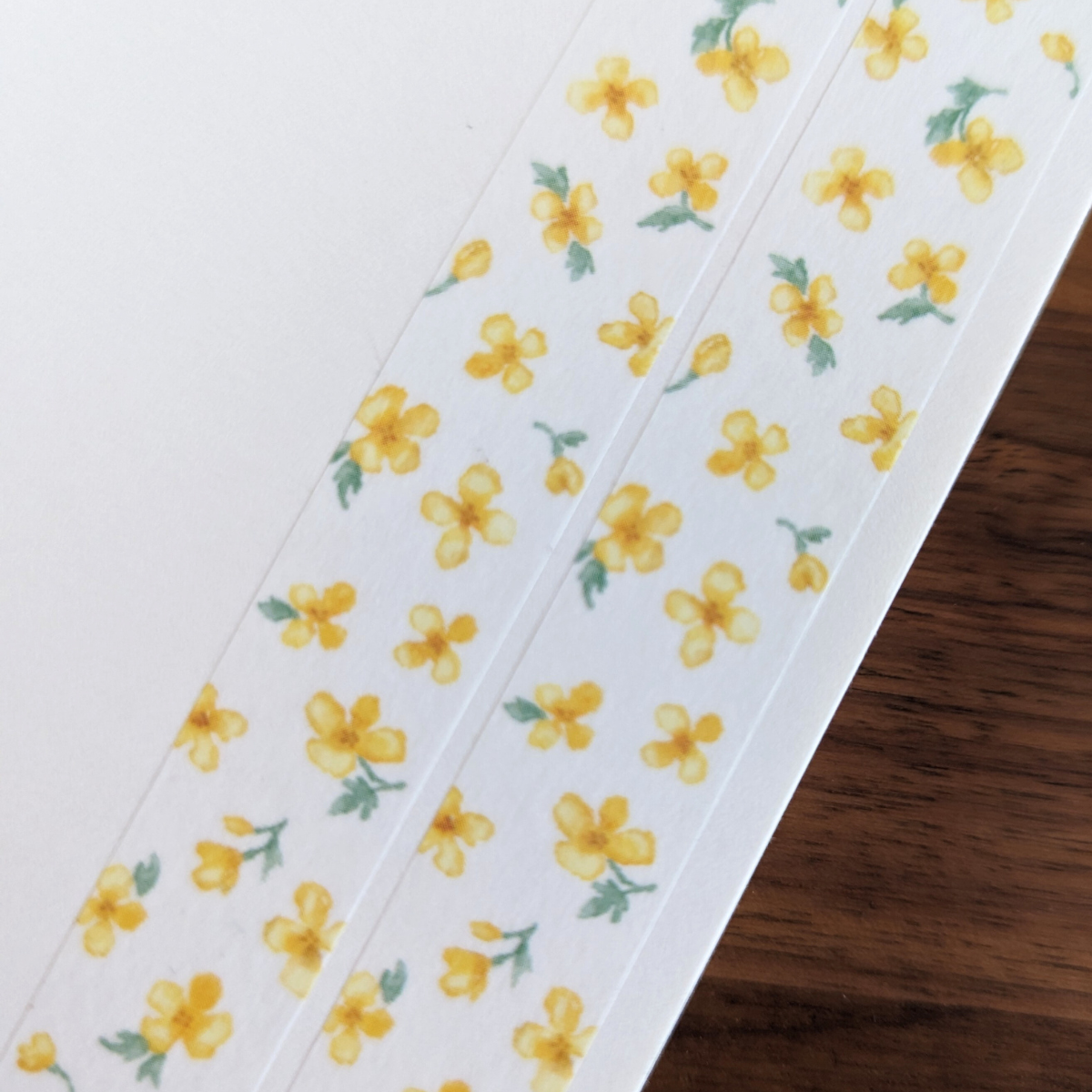 Masking tape avec des petites fleurs jaunes.