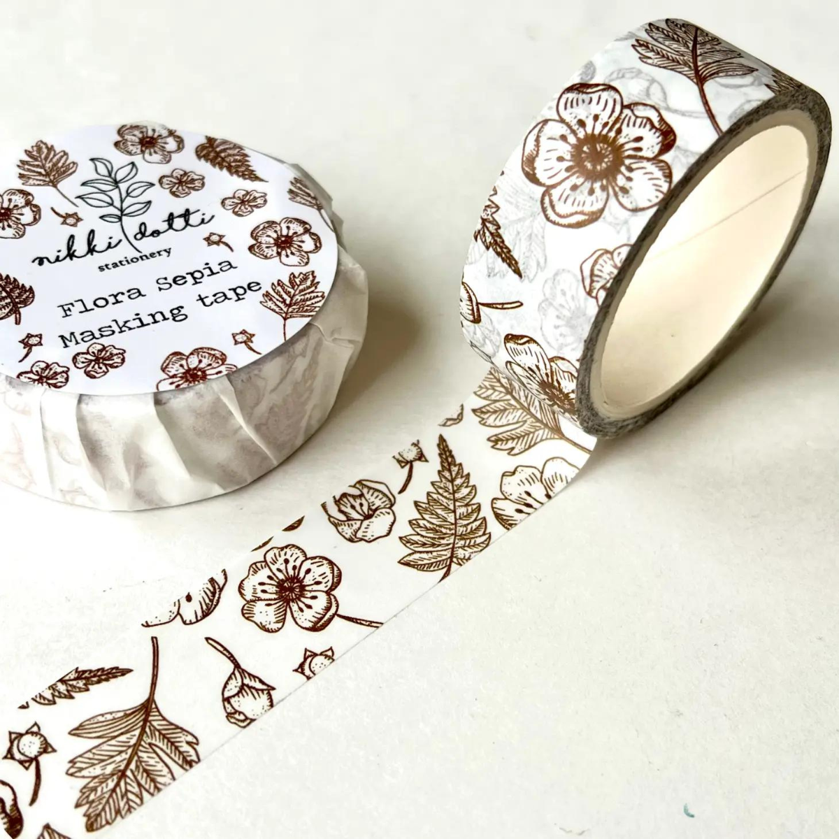 Ce masking tape est orné d'un motif délicat de fleurs dans les tons sépia, offrant une esthétique vintage et élégante.