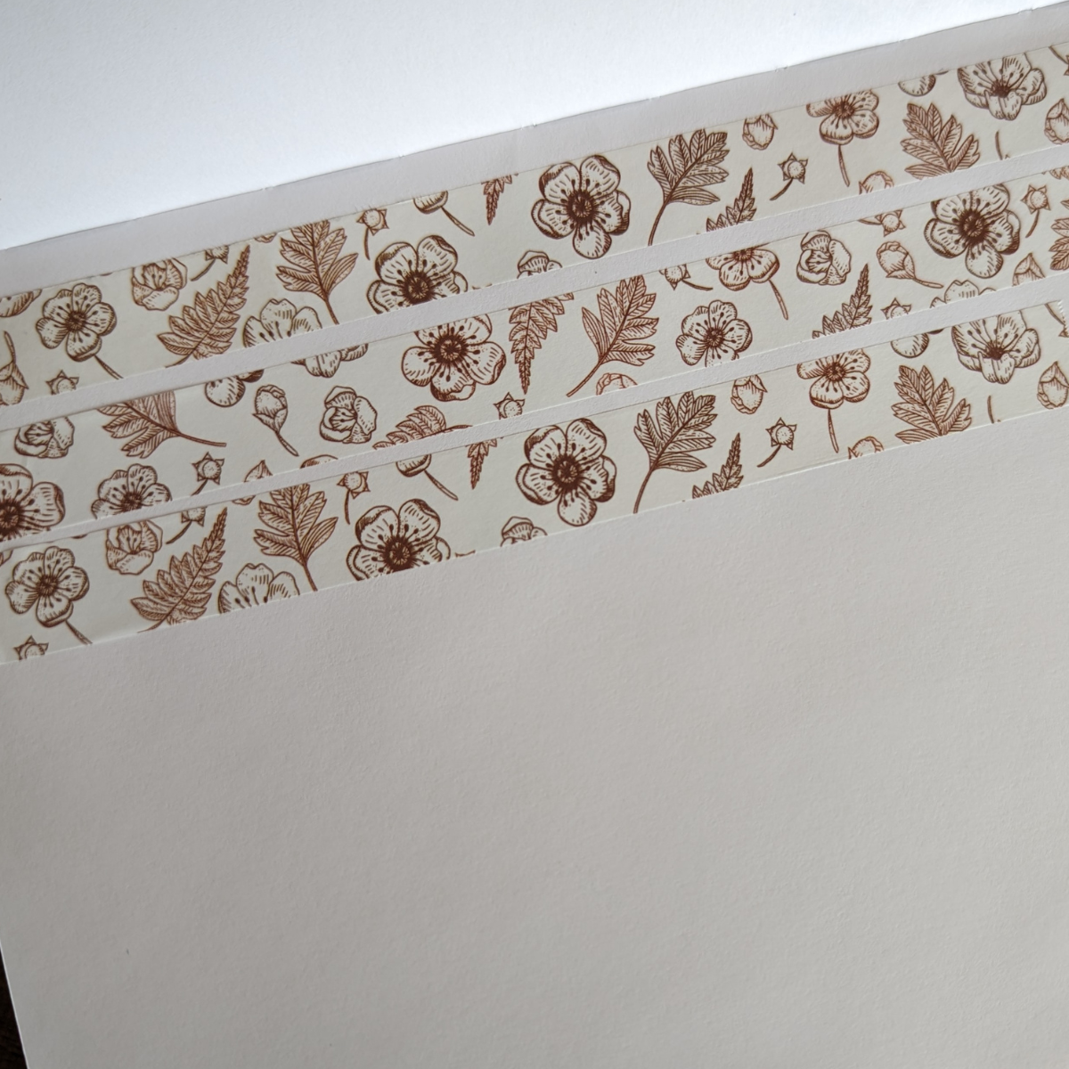 Ce masking tape est orné d'un motif délicat de fleurs dans les tons sépia, offrant une esthétique vintage et élégante.