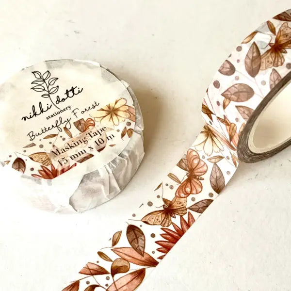 Ce masking tape est orné d'un motif délicat de papillons avec du feuillage dans les tons de brun. Son design ajoutera une touche de charme et de douceur à vos créations : décorer vos emballages cadeaux, vos cartes de vœux, vos carnets de notes…