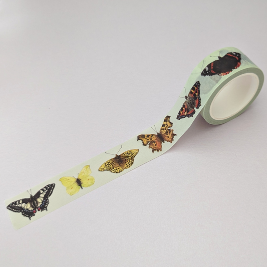 12 papillons différents ornent ce magnifique masking tape ! Peint à l'origine à l'aquarelle par Lauren Georgiou, ce ruban est minutieusement détaillé et convient parfaitement aux amoureux de la nature et de l'entomologie.