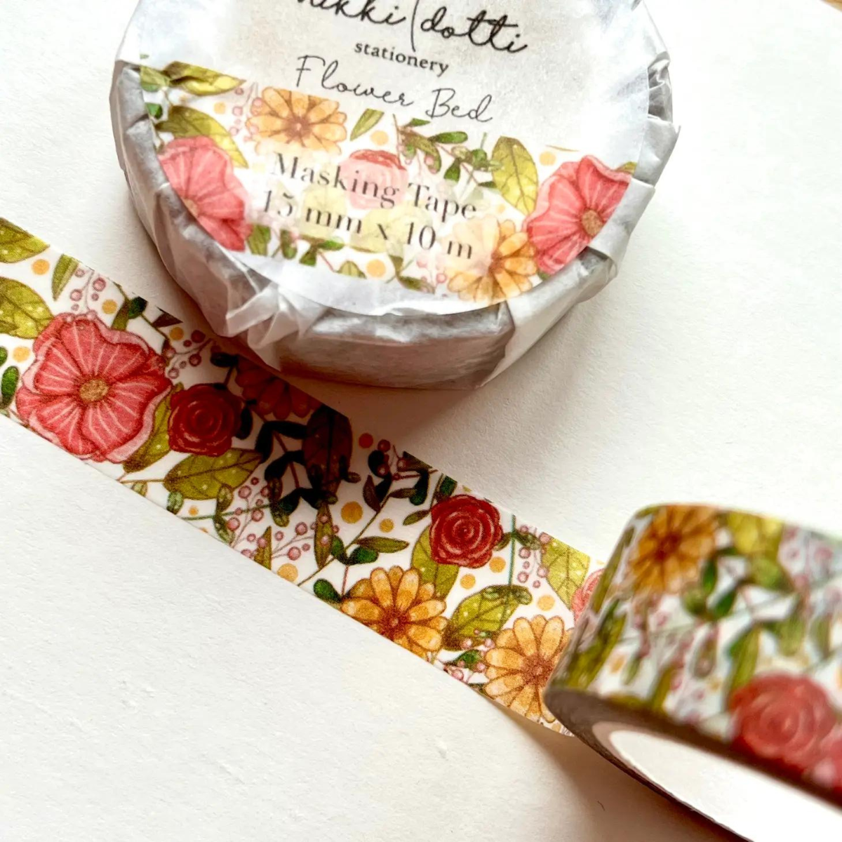 Ce masking tape est orné d'un motif délicat de fleurs colorées. Son design intemporel ajoutera une touche de charme à vos créations : décorer vos emballages cadeaux, vos cartes de vœux, vos carnets de notes…