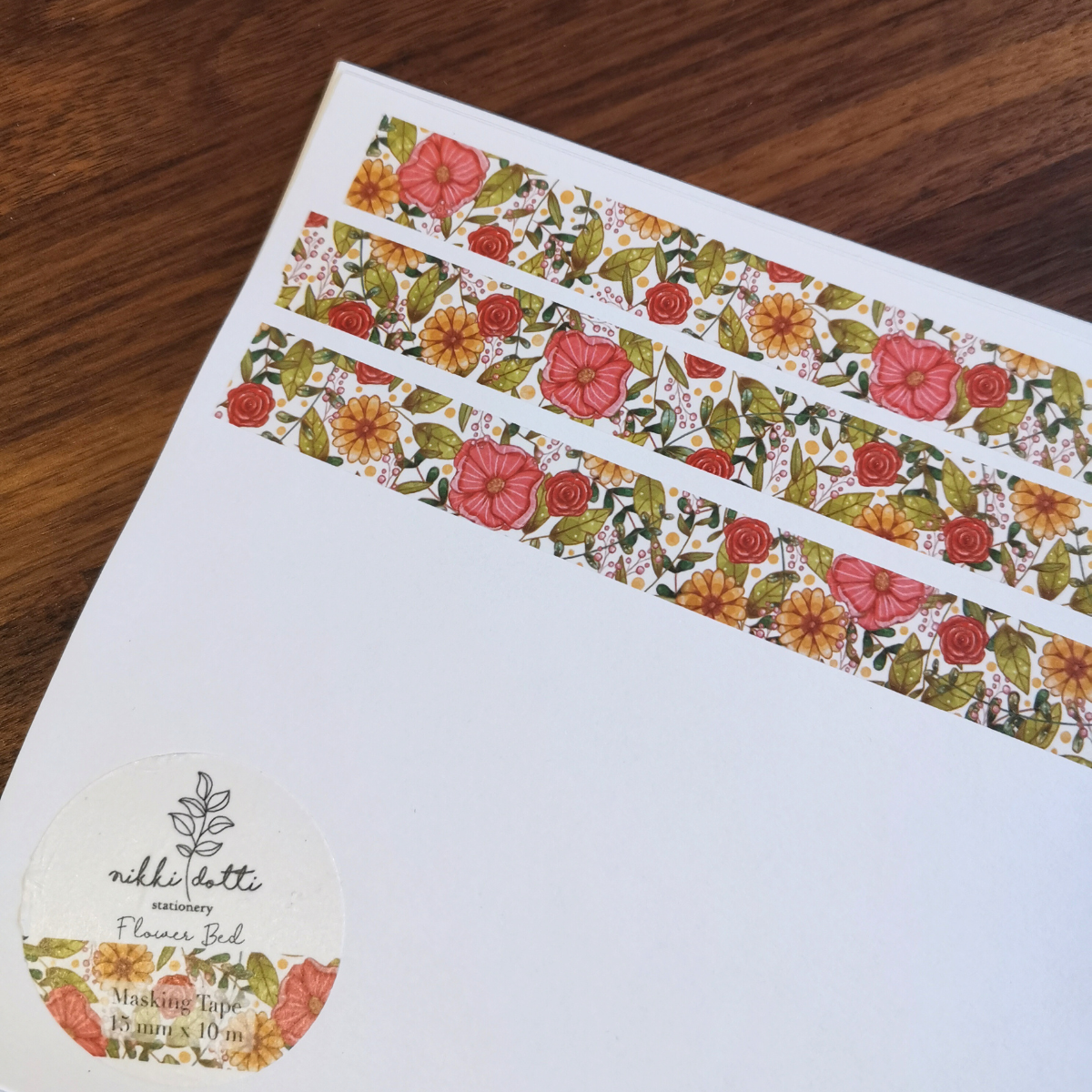 Ce masking tape est orné d'un motif délicat de fleurs colorées. Son design intemporel ajoutera une touche de charme à vos créations : décorer vos emballages cadeaux, vos cartes de vœux, vos carnets de notes…