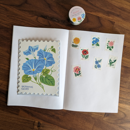 Ce masking tape de timbres prédécoupés de Botanica Paper présente 7 motifs différents de fleurs qui se répètent tout au long de la bobine.