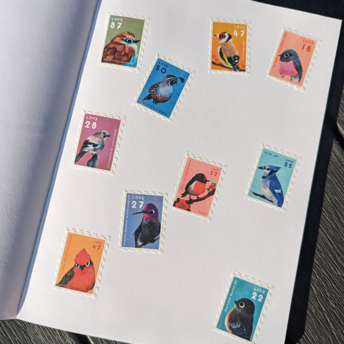 Quoi de plus mignon que ce ruban de timbres orné d’oiseaux aussi beaux les uns que les autres ?   Que ce soit un rouge-gorge, un colibri, un moineau ou un geai, chaque oiseau apporte une touche de poésie à vos créations.