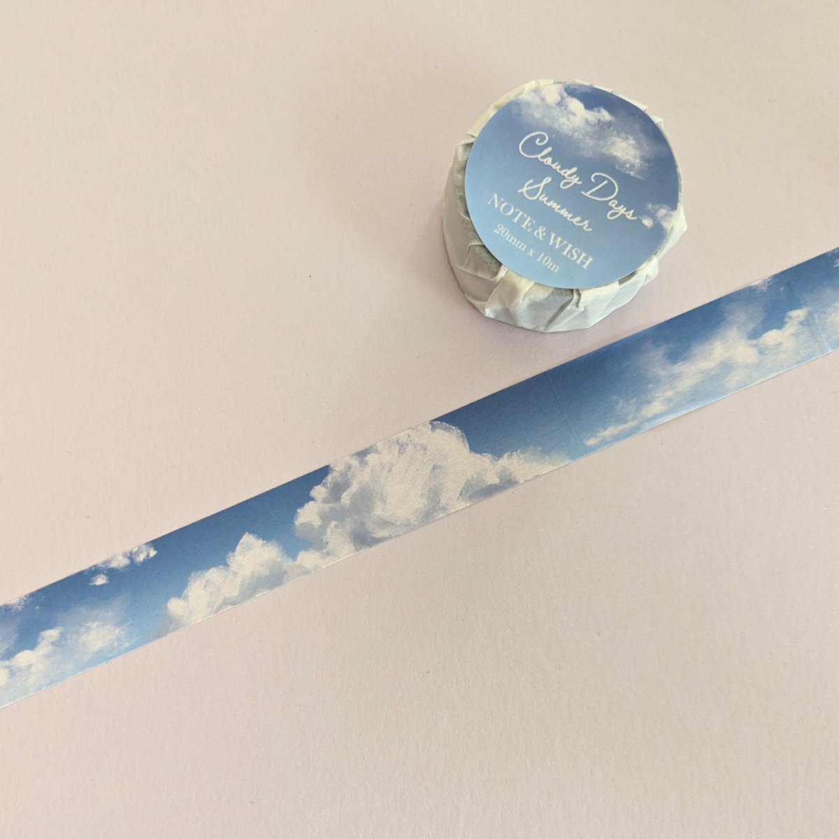 Ce rouleau de masking tape est un accessoire de décoration unique qui évoque la sérénité et la beauté d’un ciel d’été. Avec son design apaisant, il apporte une touche de calme et de rêverie à vos projets créatifs.