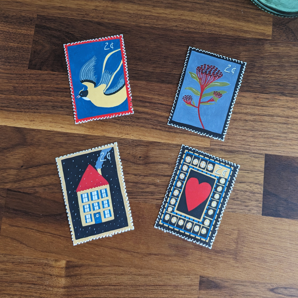 Ces 4 autocollants rétro inspirés de vieux timbres vintage sont parfaits pour décorer n'importe quel objet.