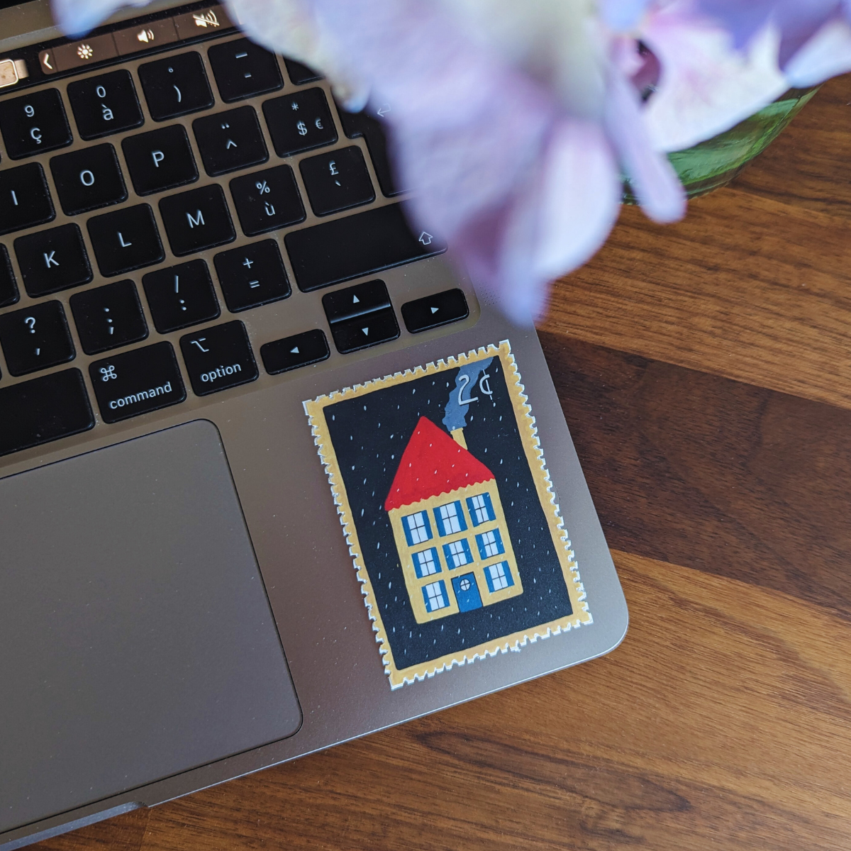 Ces 4 autocollants rétro inspirés de vieux timbres vintage sont parfaits pour décorer n'importe quel objet.
