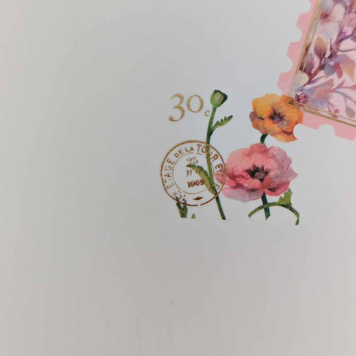 Pochette de 45 stickers en forme de timbre poste avec des fleurs.