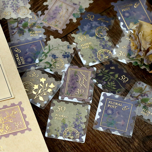 Pochette de 45 stickers en forme de timbres avec des motifs de fleurs dans les tons violet.