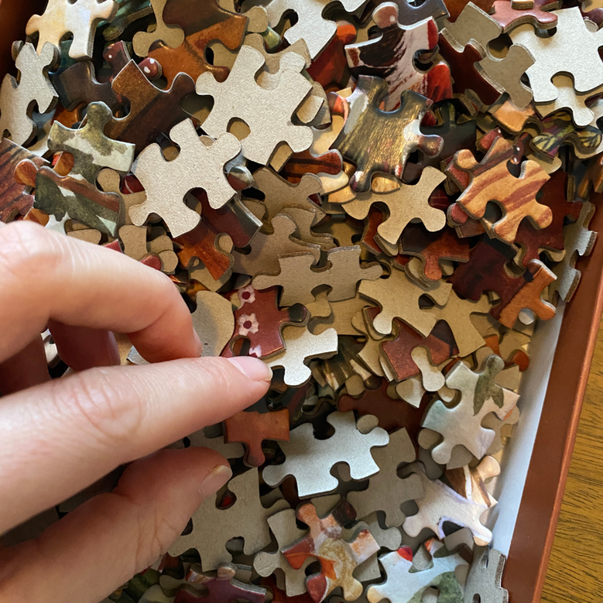 Avec 1000 pièces, ce puzzle offre un défi stimulant qui captivera les amateurs de puzzle de tous niveaux. C'est l'occasion parfaite de passer des heures de détente à assembler un magnifique tableau.