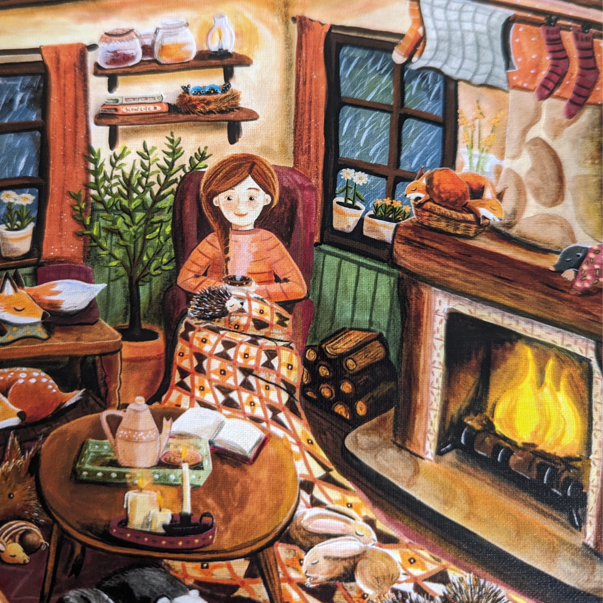 L'image du puzzle capture une scène douillette d'une jeune fille assise dans un fauteuil près d'un feu de cheminée entourée d'animaux de la forêt venus se réfugier dans sa demeure.