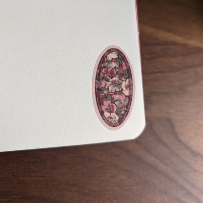 Un rouleau unique de petites étiquettes de style vintage créé par CoraCreaCrafts présente divers motifs botaniques et floraux.