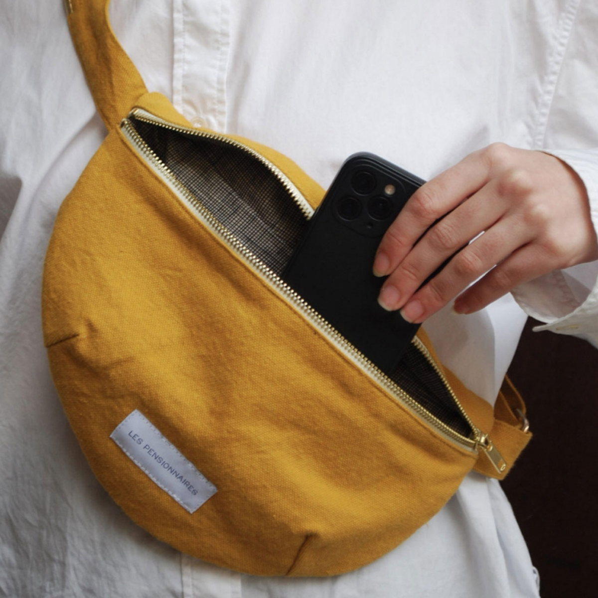 Fabriqué à partir de coton biologique de haute qualité, ce sac banane est non seulement écologique, mais aussi doux et agréable au toucher. La doublure intérieure est conçue pour résister à l'usure quotidienne, assurant ainsi la durabilité de votre sac.