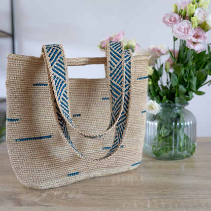 Le sac Bleu Calanque est l'accessoire parfait pour les amoureuses de la nature et du style bohème.