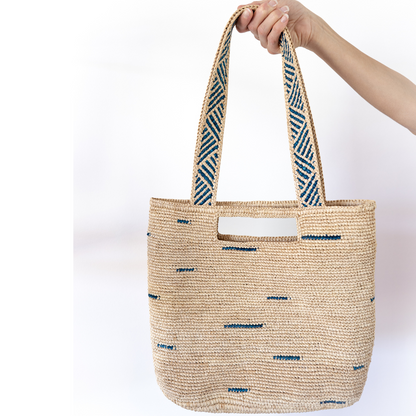 Le sac Bleu Calanque est l'accessoire parfait pour les amoureuses de la nature et du style bohème.