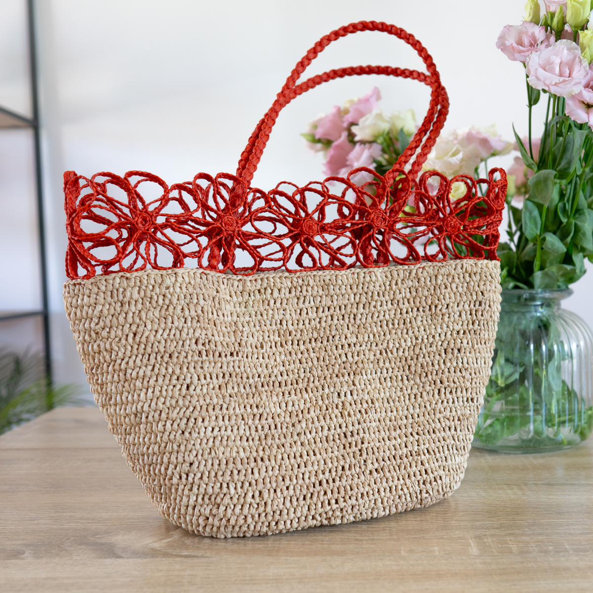 Le sac Éclat de Corail est l'accessoire parfait pour ajouter une touche de style bohème et estival à votre garde-robe.