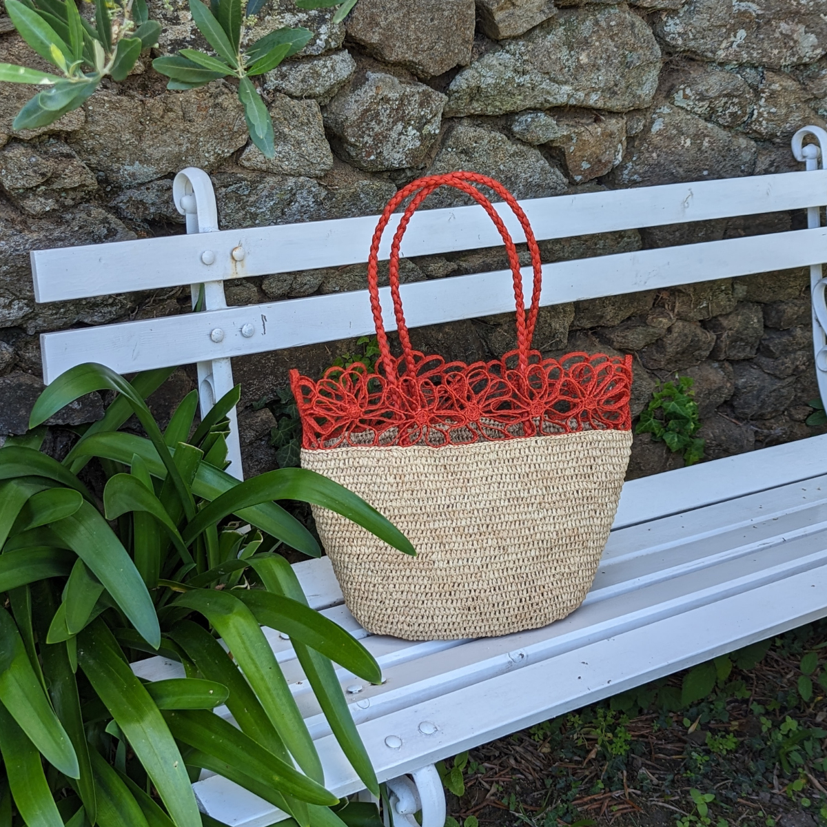 Le sac Éclat de Corail est l'accessoire parfait pour ajouter une touche de style bohème et estival à votre garde-robe.