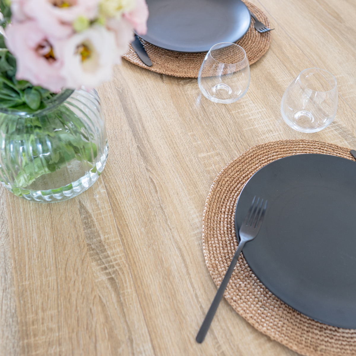 Le set de table en raphia est à la fois élégant, durable et fonctionnel.