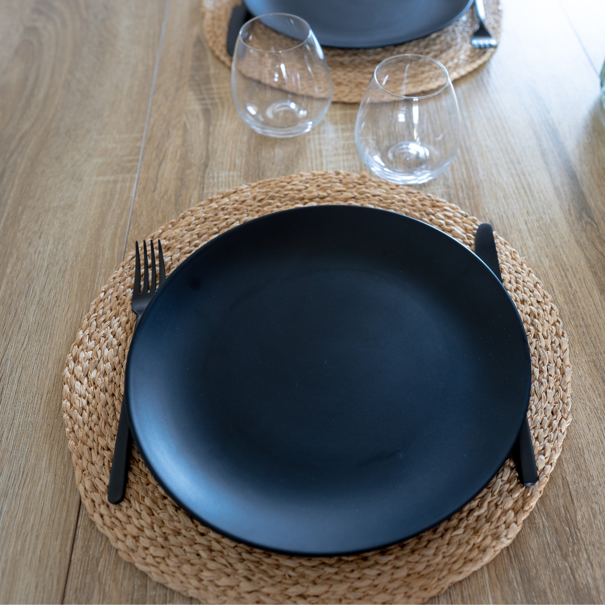 Ces sets de table en raphia sont un moyen simple et élégant d'embellir votre espace de repas.