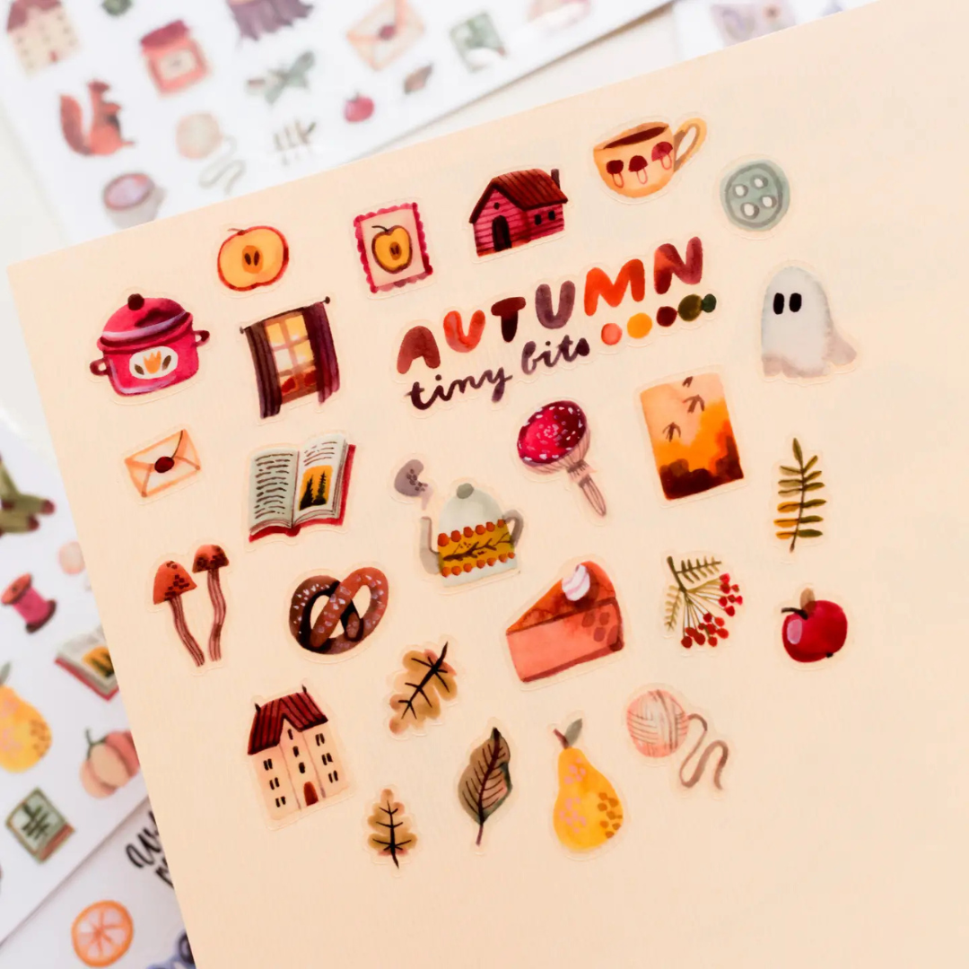 Stickers d’automne The Wild Pencil avec citrouilles, feuilles, livres, champignons, boissons chaudes et petits objets de saison.