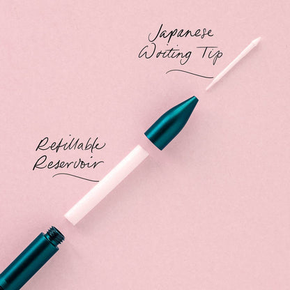 Découvrez The Wren, le stylo rechargeable conçu pour durer toute une vie. Équipé d'une pointe d'écriture japonaise de haute qualité, il allie élégance et durabilité. Une solution éco-responsable pour réduire les déchets liés aux stylos jetables tout en écrivant avec fluidité et style.