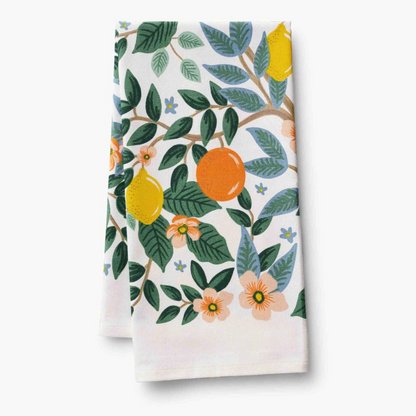 Les illustrations de ce torchon 100% coton mettent en lumière la créativité d'Anna Bond. Des agrumes aux couleurs éclatantes et des fleurs d'orangers sont mis en scène. Ces illustrations ajoutent une touche artistique à votre cuisine. 