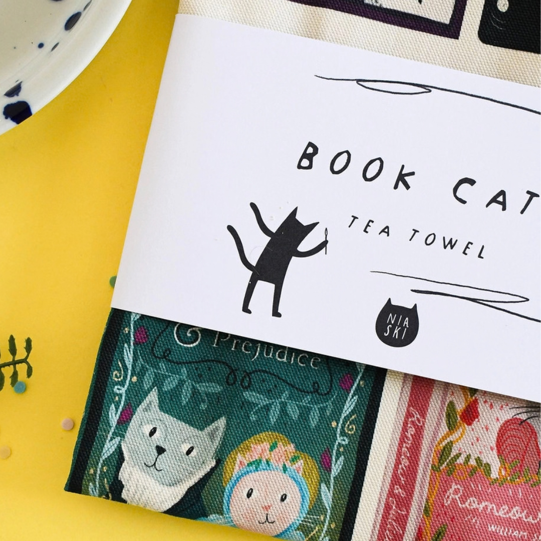 Détail du torchon Book Cats Niaski avec Purride & Prejudice et Romeow & Juliet.