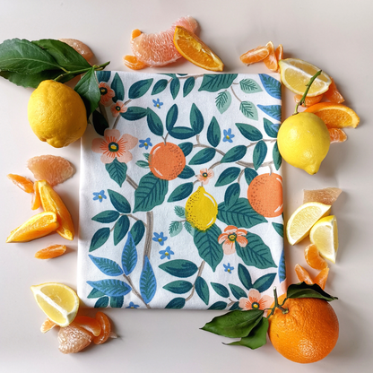 Les illustrations de ce torchon 100% coton mettent en lumière la créativité d'Anna Bond. Des agrumes aux couleurs éclatantes et des fleurs d'orangers sont mis en scène. Ces illustrations ajoutent une touche artistique à votre cuisine. 
