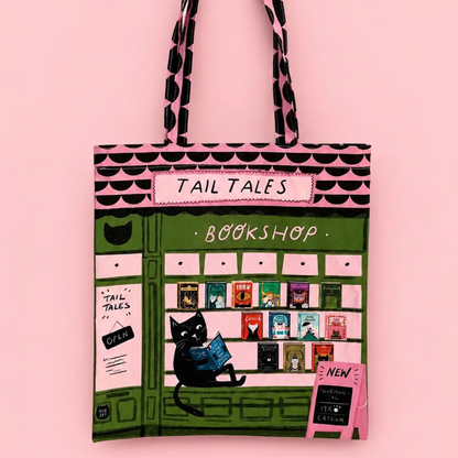 Tote bag de Niaski avec chat noir lisant devant une librairie.