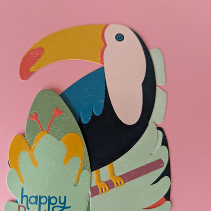 De la couleur, de l'exotisme avec cette carte d'anniversaire Toucan qui ne demande qu'à être déployée pour célébrer ce jour si particulier. 