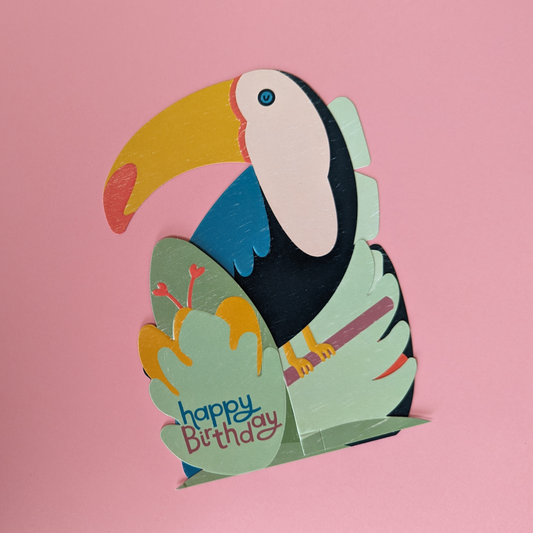 De la couleur, de l'exotisme avec cette carte d'anniversaire Toucan qui ne demande qu'à être déployée pour célébrer ce jour si particulier. 