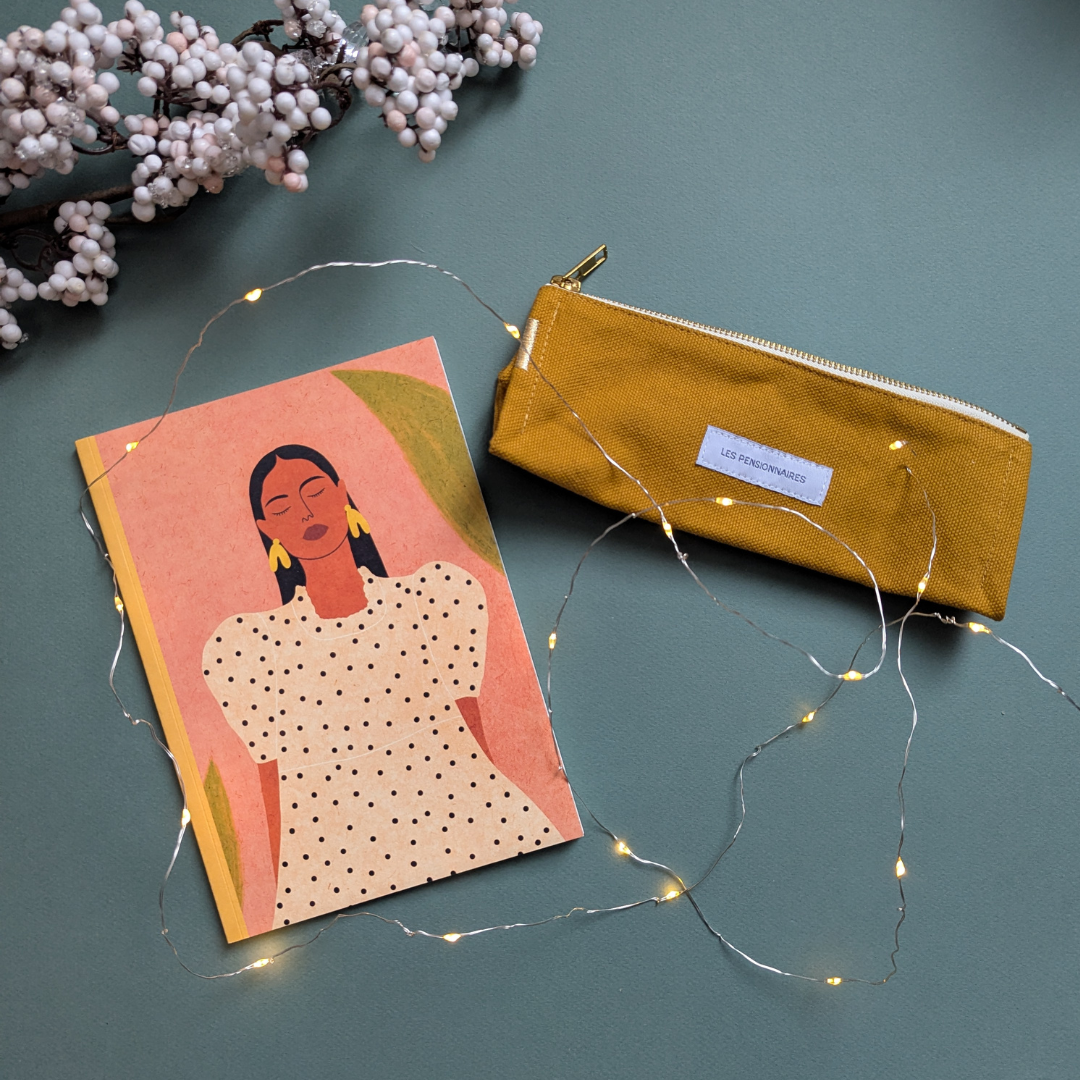 Une Trousse Les Pensionnaires + Un Cahier ligné Pascale Éditions