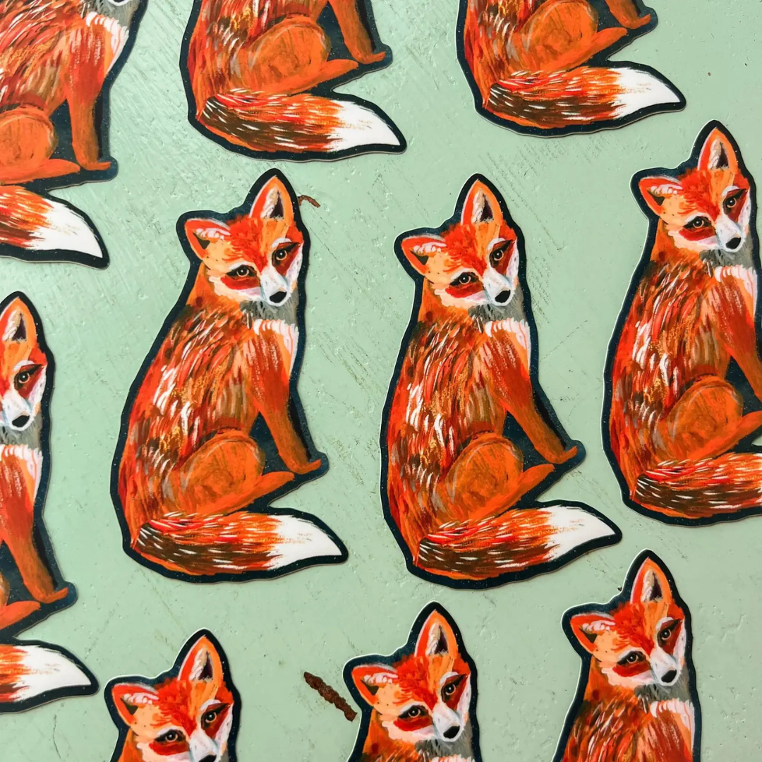 Plusieurs autocollants Renard illustrés par Katie Daisy sur fond vert.