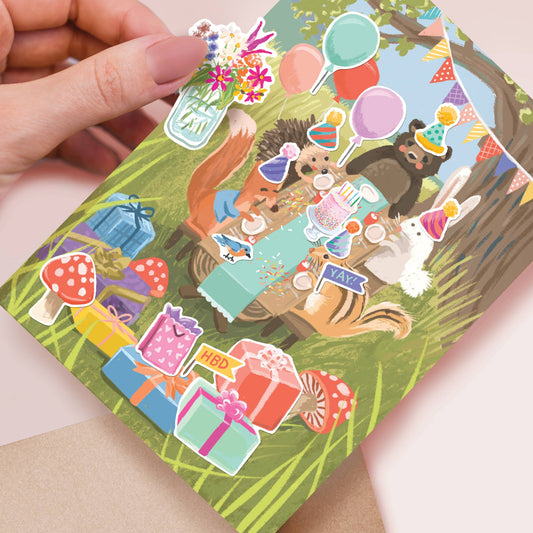Carte d'anniversaire colorée avec des animaux en fête un hérisson, un renard et un écureuil coiffés de chapeaux de fête, entourés de ballons, de confettis et de gâteaux. Des stickers amusants ajoutent une touche ludique à la scène joyeuse.