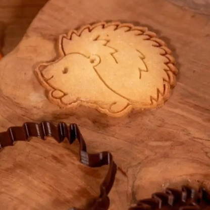Biscuit sablé hérisson réalisé avec un emporte-pièce.