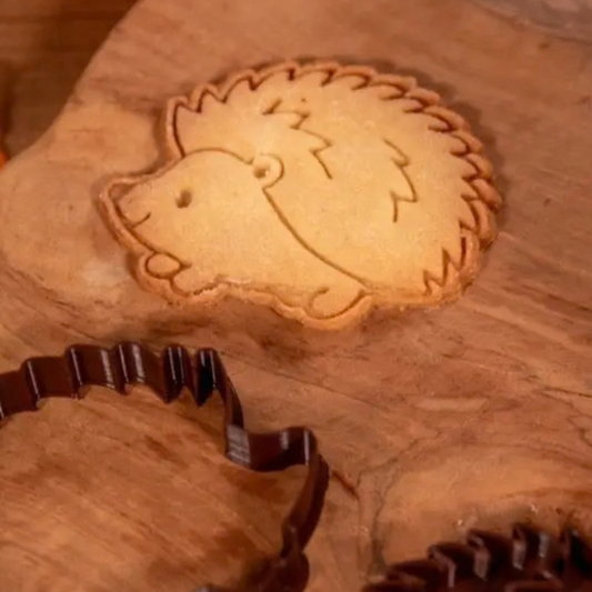Biscuit sablé hérisson réalisé avec un emporte-pièce.