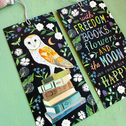 Marque-page Katie Daisy avec chouette posée sur une pile de livres et fleurs sauvages