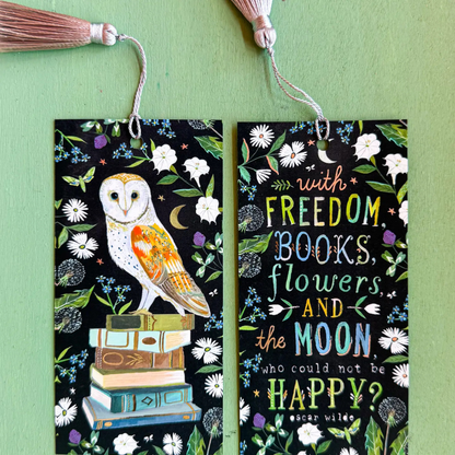 Marque-page illustré Katie Daisy avec chouette, livres, fleurs, lune et pompon.
