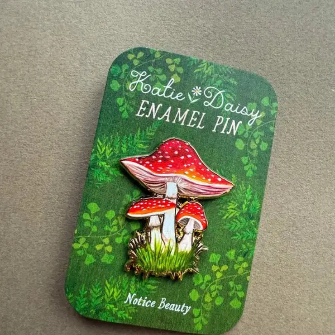 Pin’s Champignons Katie Daisy rouge.